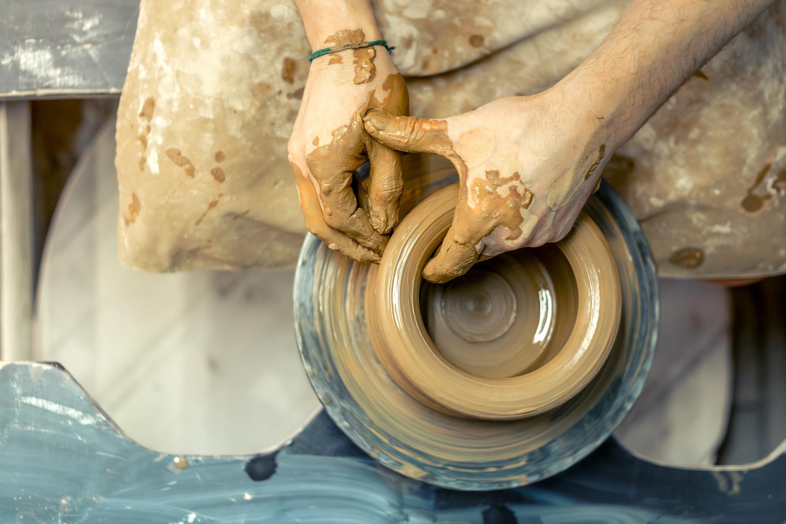 Mesa posta com louças de cerâmica artesanal vazias, estilo rústico