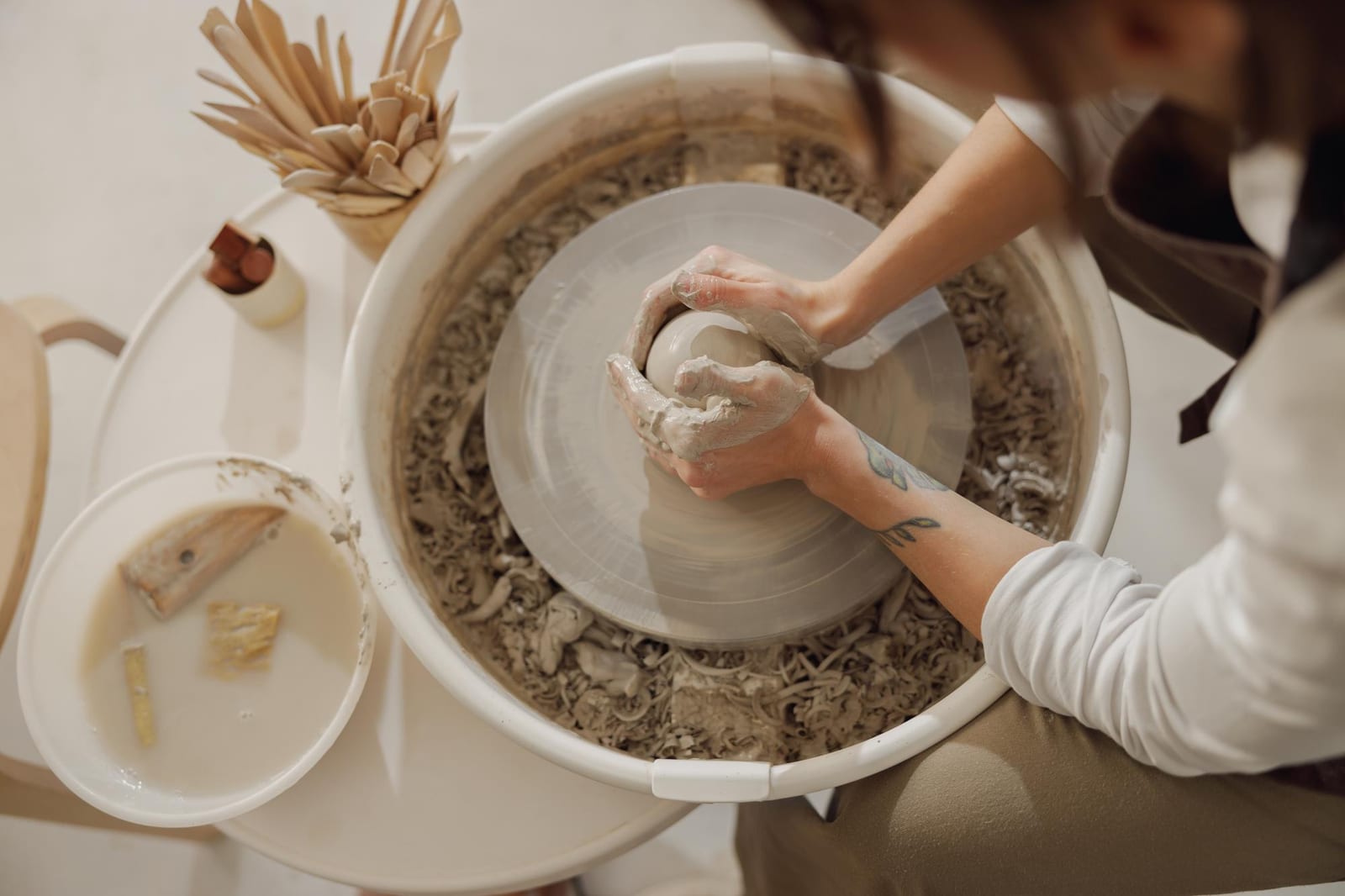 Coleção colorida de cerâmicas feitas à mão, variação de esmaltes